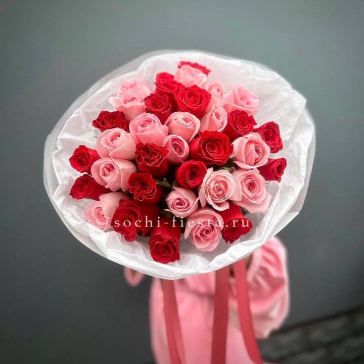 Букет красных и розовых 35 роз в Набережных Челнах