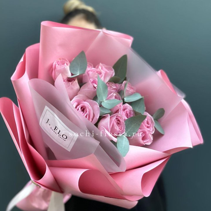 15 Розовых роз с эвкалиптом в Набережных Челнах