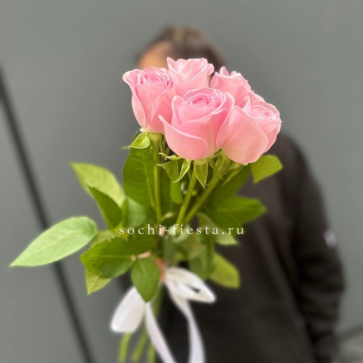 Букет 5 розовых роз  в Набережных Челнах