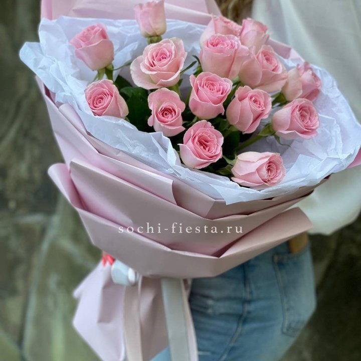 Розовые розы в авторском оформлении с доставкой в Набережных Челнах