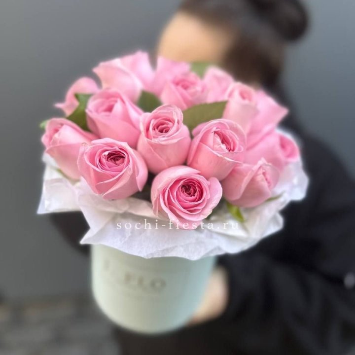 17 розовых роз в цилиндре в Набережных Челнах