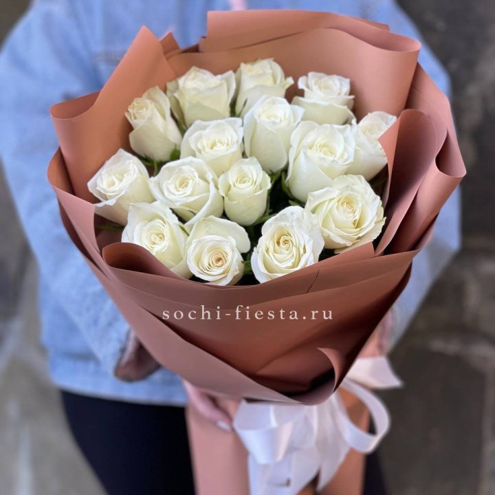 15 белых роз сиена в Набережных Челнах