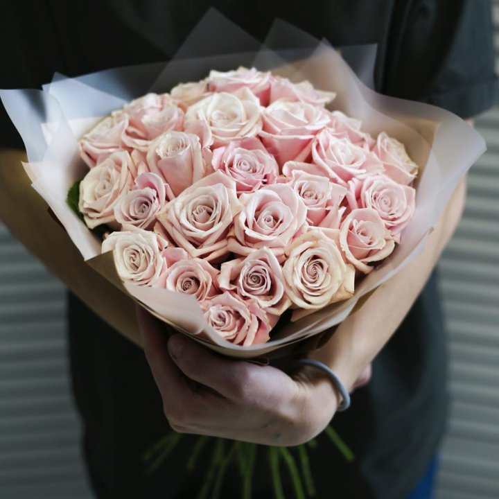 27 кремовых роз в Набережных Челнах