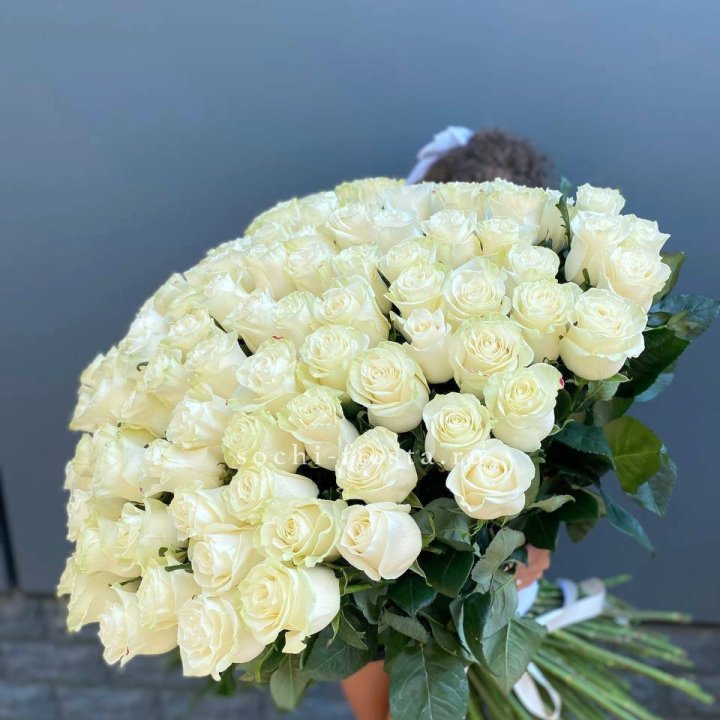 101 белая высокая роза в Набережных Челнах
