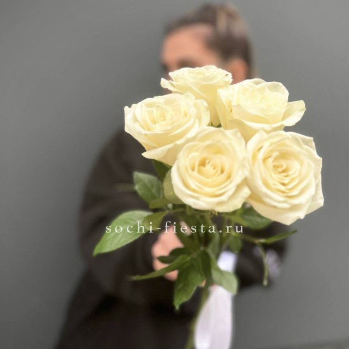 Букет 5 белых роз  в Набережных Челнах