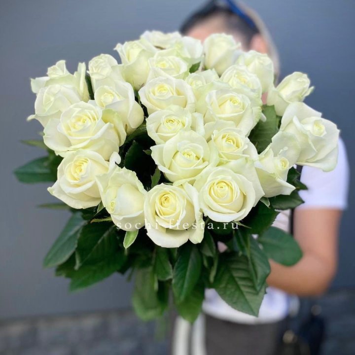 Голландские розы белые 25 с доставкой в Набережных Челнах