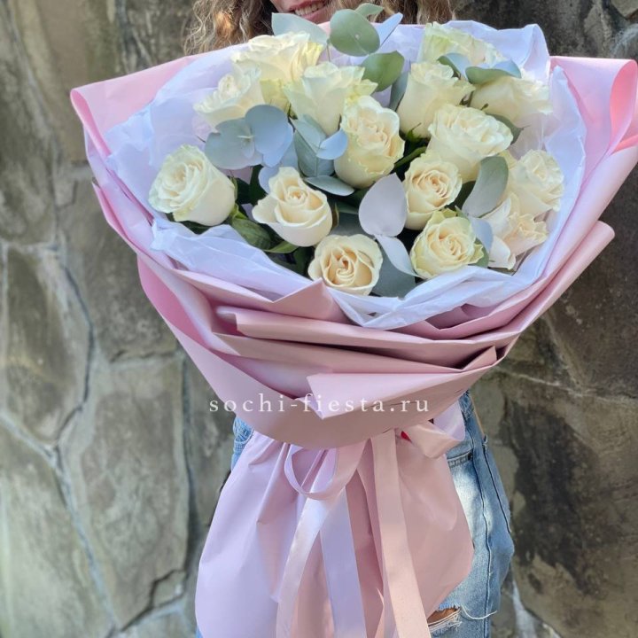 Белые розы в авторском оформлении с доставкой в Набережных Челнах
