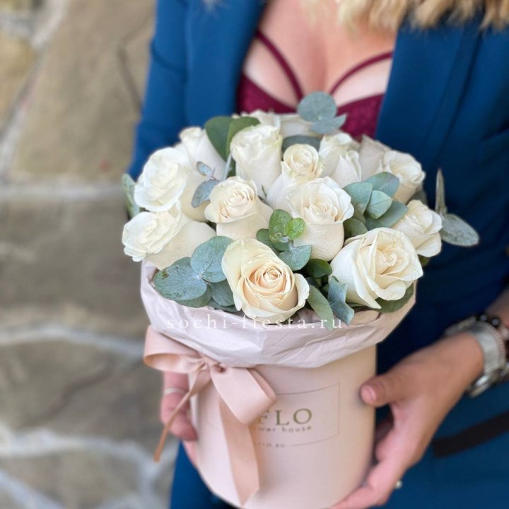 Цилиндр из белых роз в Набережных Челнах