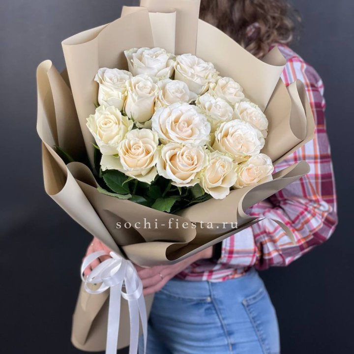 15 белых роз кофе в Набережных Челнах