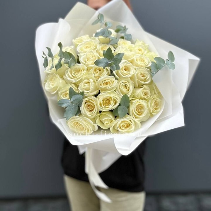 31 белая роза с эвкалиптом в Набережных Челнах