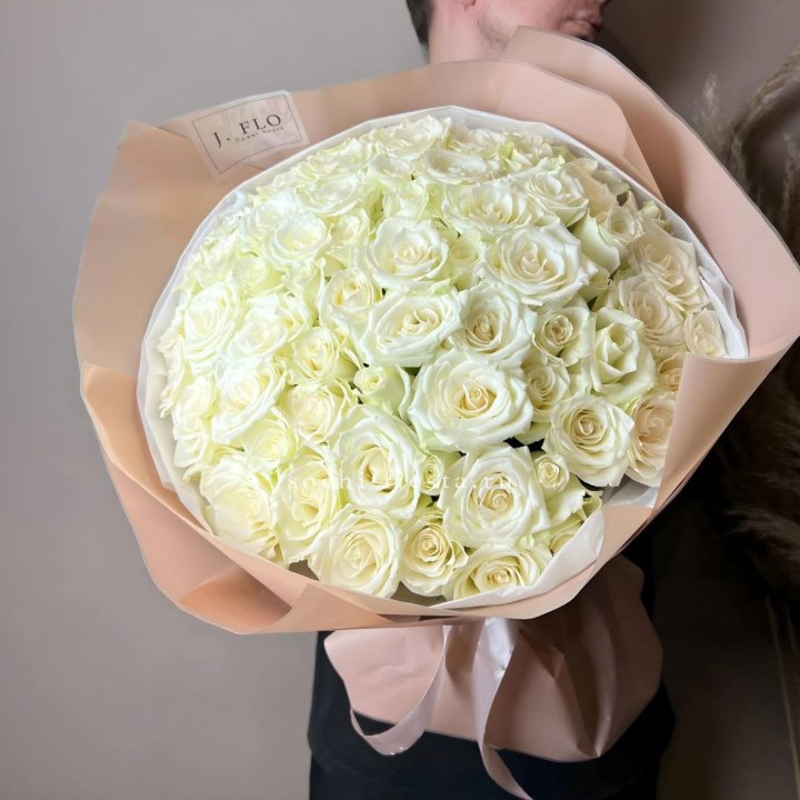 51 белая  роза в оформлении в Набережных Челнах