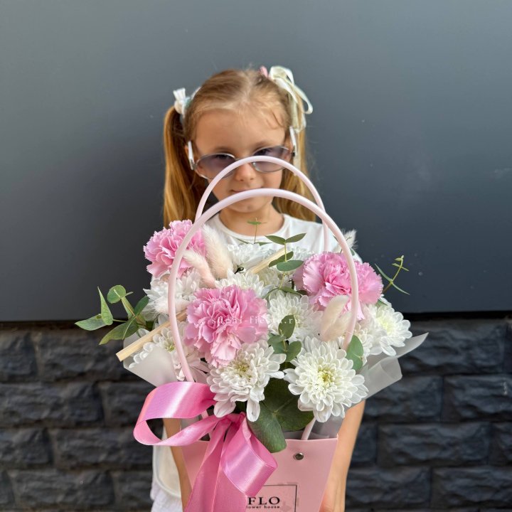 Сумочка из стойких хризантем и диантуса в Набережных Челнах