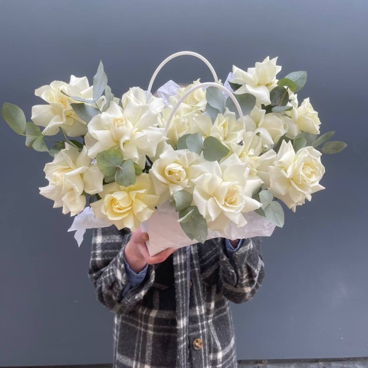 15 белых роз в сумочке в Набережных Челнах