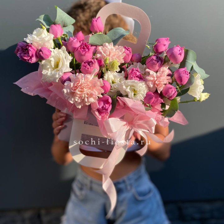 Сумочка с кустовой розой и диантусами в Набережных Челнах