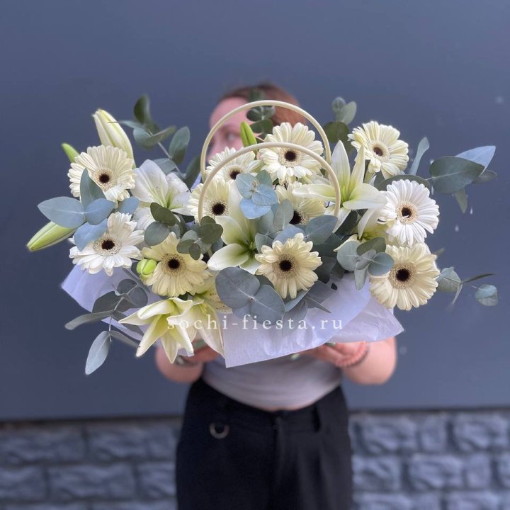 Сумочка лилии и герберы в Набережных Челнах
