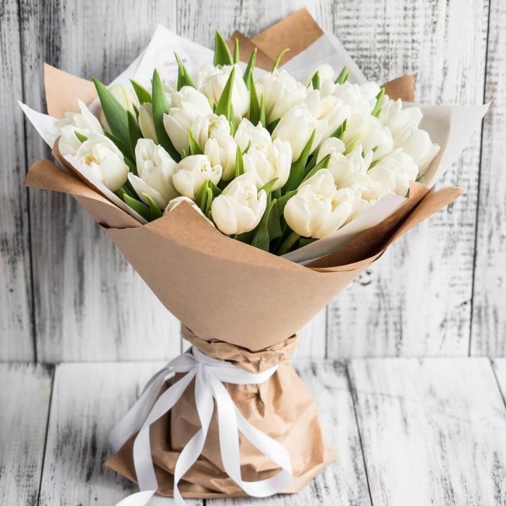 25 белых тюльпанов в Набережных Челнах