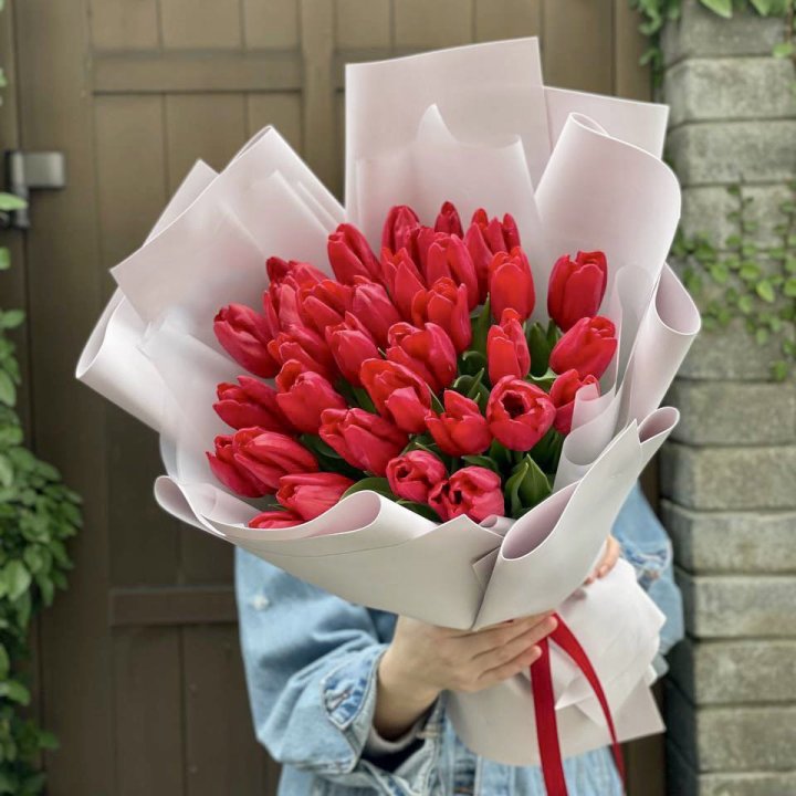 35 красных тюльпанов в Набережных Челнах
